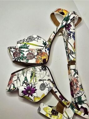 Delicious White Floral Platform Block Sandals with Ankke Strap, Size 7 1/2
